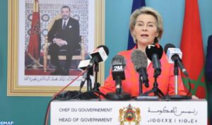 La présidente de la Commission européenne, Ursula von der Leyen, effectue sa première visite officielle au Maroc. À son arrivée, elle a rencontré le ministre des affaires étrangères Nasser Bourita.  Elle rencontrera également le chef du gouvernement Aziz Akhannouch.