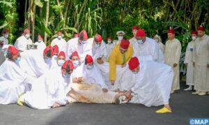 SM le Roi, Amir Al-Mouminine, accomplit la prière de l’Aïd Al-Adha et procède au rituel du sacrifice