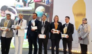 «  Prix de l’enseignement de l’année ».                          A  Marrakech.         ( 2 )  enseignants de Tiznit, Hasna bouchaâla et Mustapha housni, figurent au palmarès de la 4éme édition.